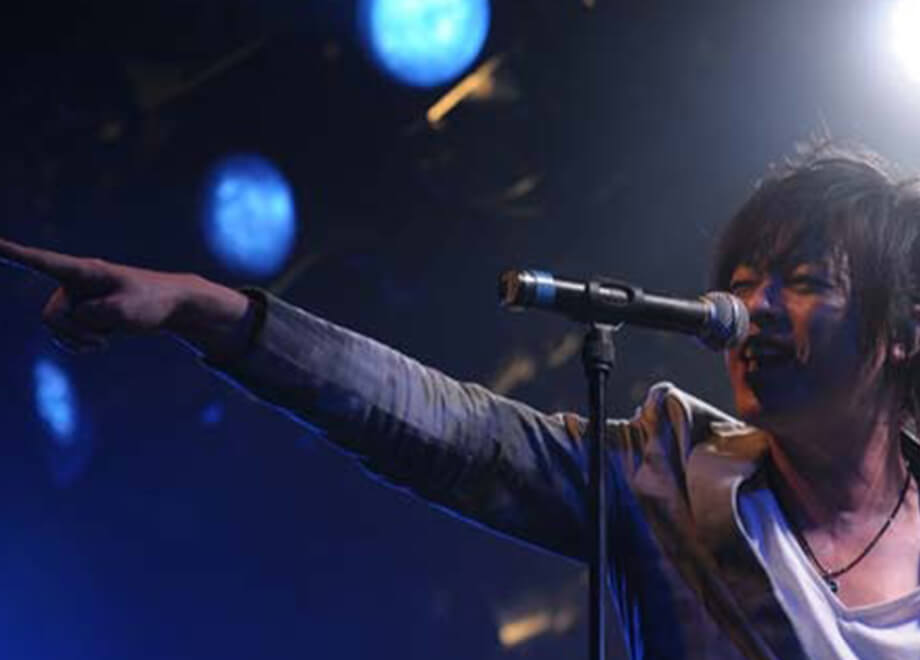 歌う声優